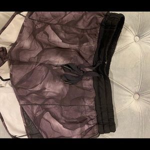 Size 6 tall lululemon hotty hot shorts